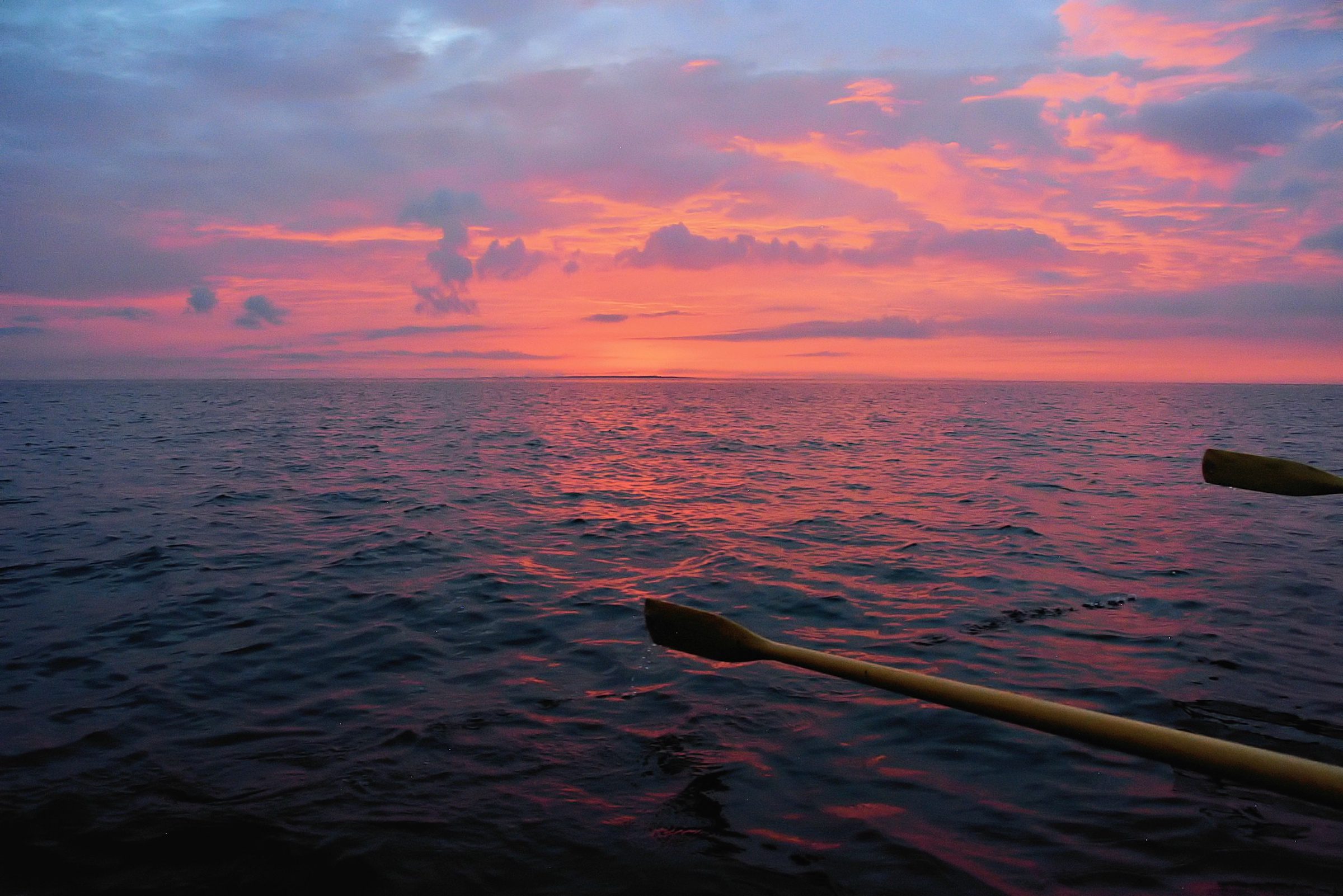 Auringonlaskun värjäämä vaaleanpunainen meri