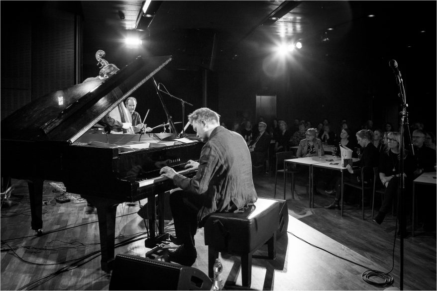 Kristjan Randalu Trio soittamassa jazzia Musiikkitalossa