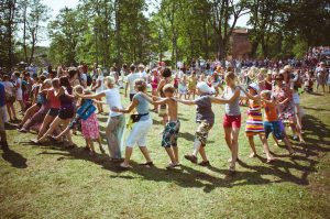 Kuvassa tanssivia ihmisiä Viljandi Folk -festivaalilla