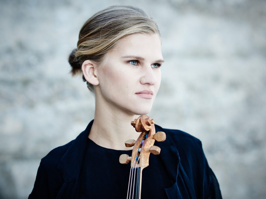 Kuvassa laulaja ja viulunsoittaja Maarja Nuut